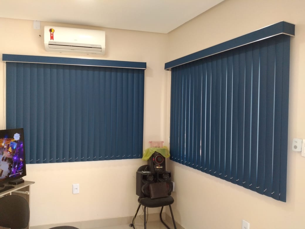 Persiana Vertical de PVC com bando.