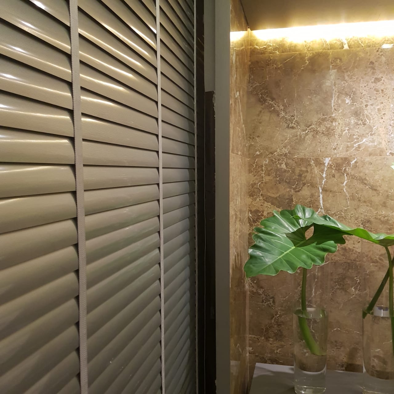 Persiana Horizontal 50mm perfurada na cor cinza - MM8 Arquitetura e Interiores (Mila Caramelo e Mila Saraiva).
