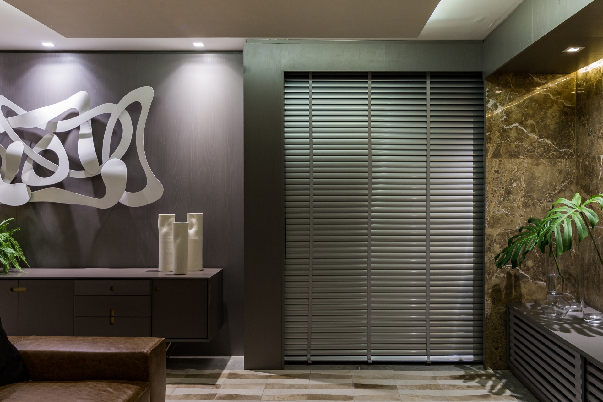 Persiana Horizontal de 50mm perfurada na cor cinza - MM8 Arquitetura e Interiores (Mila Caramelo e Mila Saraiva).