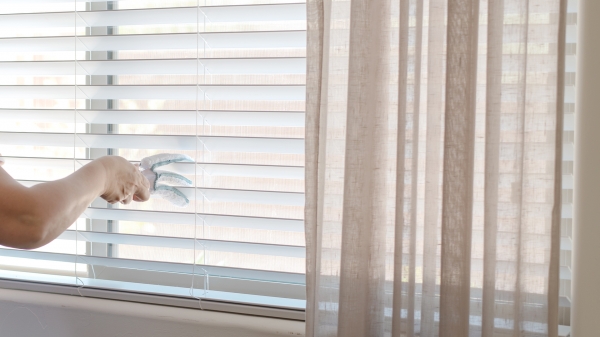 Como limpar suas cortinas e persianas de maneira correta para manter...