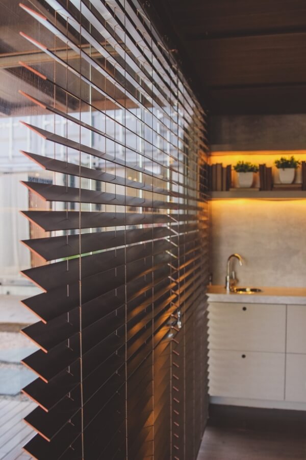 5 dicas para fazer a limpeza de suas persianas e cortinas