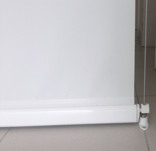 Toldo retrátil vertical é opção prática para ambientes